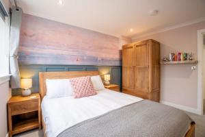 Cottage with Hot Tub near Knockhill