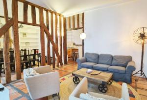 Le Marais style APT with 3 bdrs 3 mns Republique N3-43