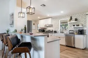 Bus Stop Saloon - Cave Creek with Spa - Carefree Heliport