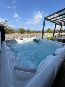 Moderny luxusny domcek s vyhladom na zamok