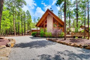 Wraparound Deck and Large Yard Pinetop Home!