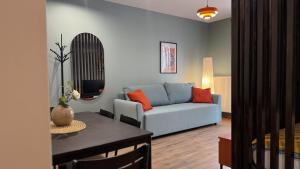 Orange Studio with balcony - free parking and self check-in