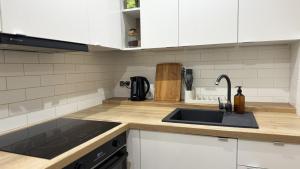 Orange Studio with balcony - free parking and self check-in