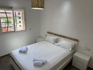 Gorgeous newly renovated apt- Near Restaurant and Shopping Center