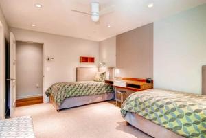 Village Inn Plaza 305 by East West Hospitality