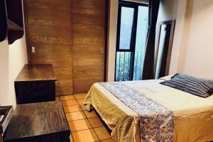 Urban Hacienda downtown, tranquil, spacious, jacuzzi