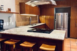 Urban Hacienda downtown, tranquil, spacious, jacuzzi