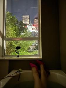 1560 sqft Elegant Condo at Downtown Hi-End Shopping & Dining Area - CN Tower View, Bidet, LockBox