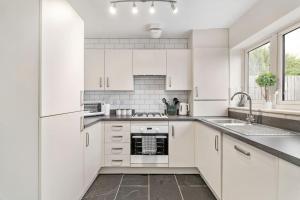 Luxury Ashford Home in secure neighbourhood with Free Parking