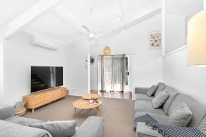 Pet friendly Seaside Family Escape, 11 Navala Ave - Air Con & Wi-Fi
