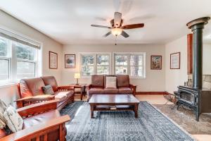 Less Than 15 Mi to 6 Ski Resorts Tahoe Donner Escape!