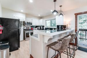 Less Than 15 Mi to 6 Ski Resorts Tahoe Donner Escape!