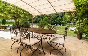 Maisons de vacances Cozy Home In Pernes Les Fontaines : photos des chambres