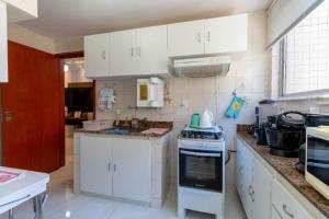 Apartamento moderno com piscina na praia do forte