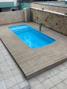 Apartamento moderno com piscina na praia do forte