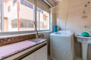 Apartamento moderno com piscina na praia do forte