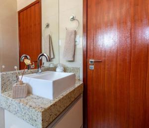 Apartamento moderno com piscina na praia do forte