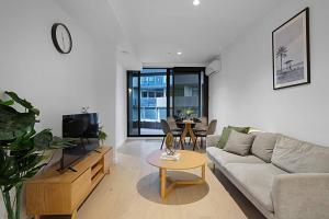 Graceful 2 bed 2 bath apt near CBD TF704A24
