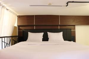 Spacious and Comfort Stay Studio at Green Bay Pluit Apartment By Travelio
