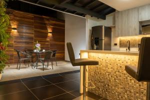 Modern Central Apt Laureles Medellin With 3 ACs