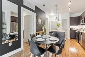 Lux 1B w Pool Near Toyota HQ The Star Legacy West 2320 - 本殖民地