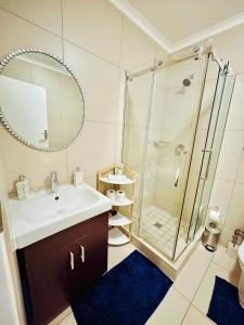 The Classy West End 1 bed with sleeper couch