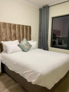 The Classy West End 1 bed with sleeper couch