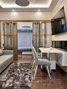 AM Condotel at Air Residences