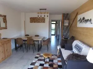 le chalet Cerdan - classé 3 étoiles - 5 personnes-2 chambres- parking -garage-jardin-WIFI-rénové en 2023 - Eyne