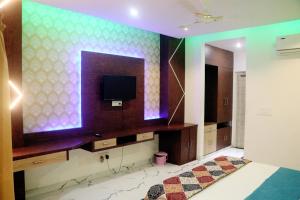RBS Hotel & Restaurant 5 mint walking distance from Ram Janam Bhumi