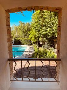 Hotels Logis Hotel La Sommellerie : Chambre Lit Queen-Size - Vue sur Piscine