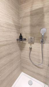 Studio rénové, vue dégagée et arborée, 700m plage