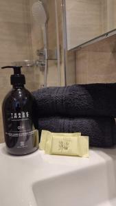 Studio rénové, vue dégagée et arborée, 700m plage