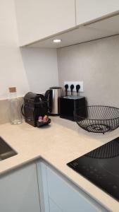 Studio rénové, vue dégagée et arborée, 700m plage