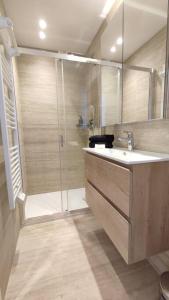 Studio rénové, vue dégagée et arborée, 700m plage