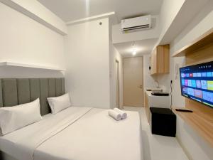 Restful and Good Deal Studio at Tokyo Riverside PIK 2 Apartment By Travelio