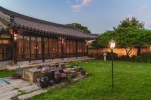 Gyeongju Stone Lantern Home Hanok Stay