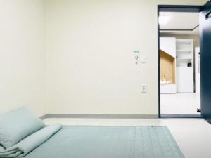 Iksan Dalgwa 7 Pence Pension with dogs