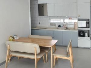 Iksan Dalgwa 7 Pence Pension with dogs