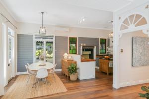 Glenelg Upstairs Residence