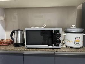 Cozi 1br suite Grand Hyatt BGC wifi pool