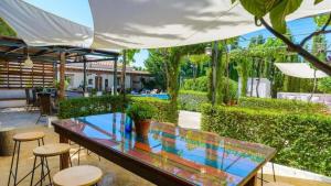 Grand Villa in Chimeneas, pool