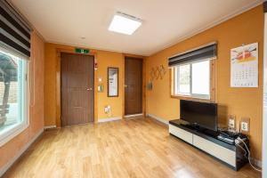 Night Calm Pension Yeosu