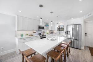 Cabana-style condo in Anglers Cove with pools and spas