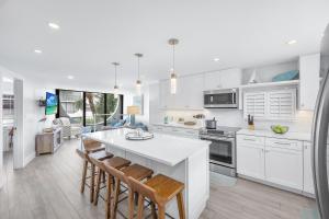 Cabana-style condo in Anglers Cove with pools and spas