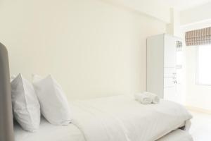 Minimalist and Homey Studio Green Bay Pluit Apartment By Travelio