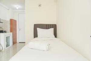 Minimalist and Homey Studio Green Bay Pluit Apartment By Travelio