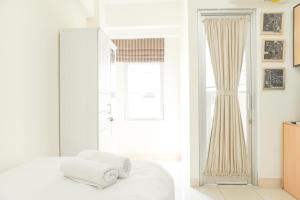 Minimalist and Homey Studio Green Bay Pluit Apartment By Travelio