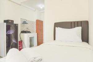 Minimalist and Homey Studio Green Bay Pluit Apartment By Travelio