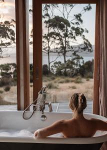 The Hide private Waterfront on Beautiful Bruny